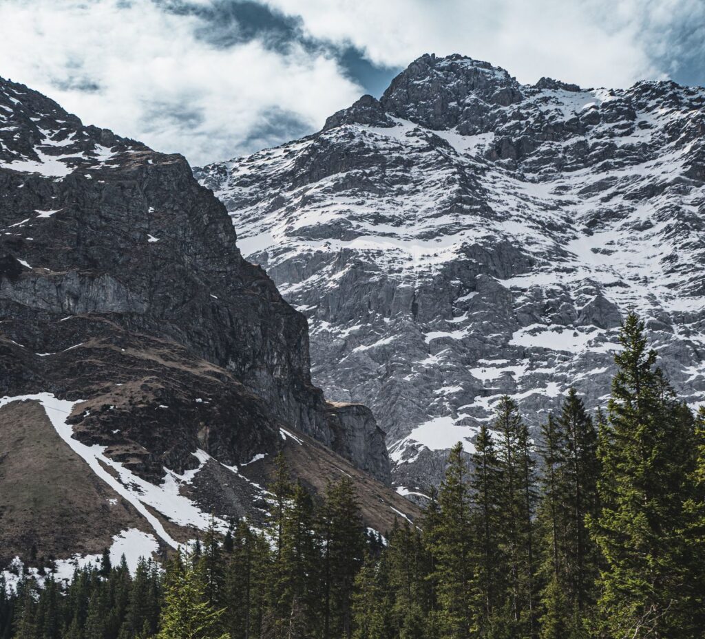 Banff vs Swiss Alps: Where to Hike? (2026 Comparison)